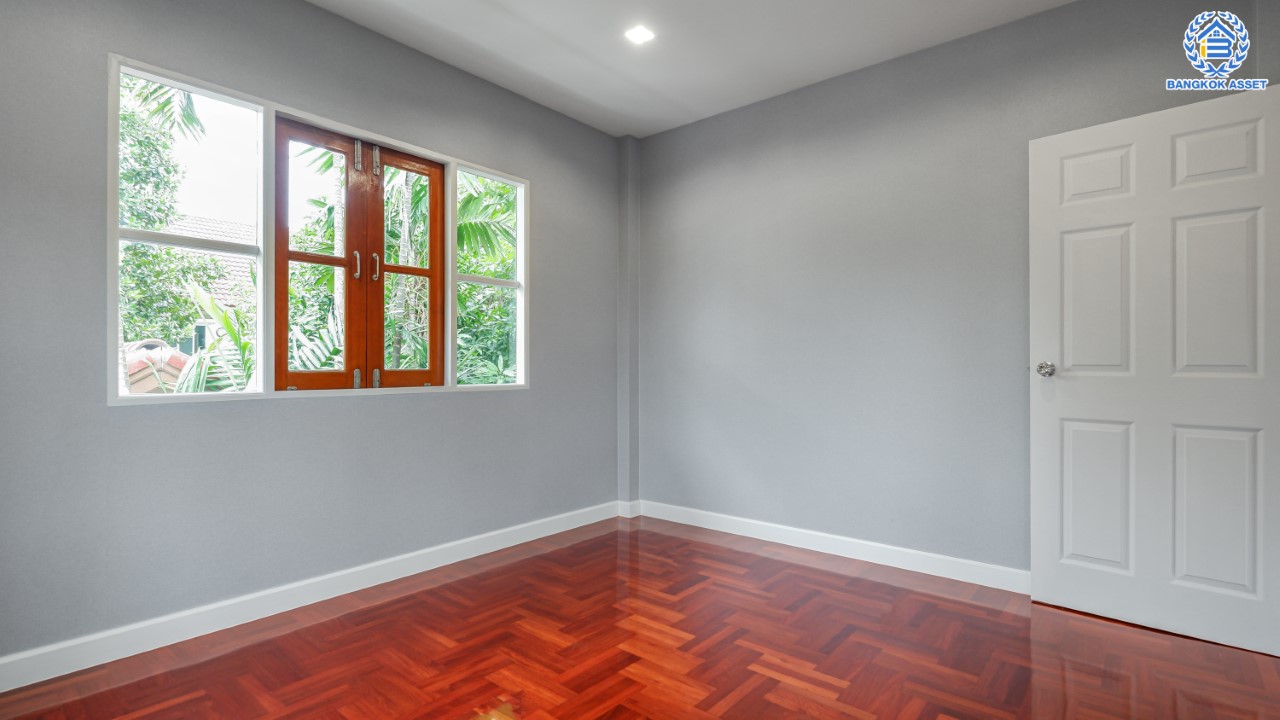 บ้านมือสองตกแต่งใหม่ ม.วรารมย์ เพชรเกษม81 แบรนด์ Q.House รองรับทุกความสุข เนื้อที่ 104 ตร.ว. ฟังก์ชัน 4 ห้องนอน 4 ห้องน้ำ (มีเรือนรับรองด้านข้าง พร้อมห้องน้ำในตัว) จอดรถได้ 2 คัน บนทำเลใกล้ The Mall บางแค และเชื่อมต่อ ถ.พุทธมณฑลสาย4 และ ถ.กาญจนาฯ